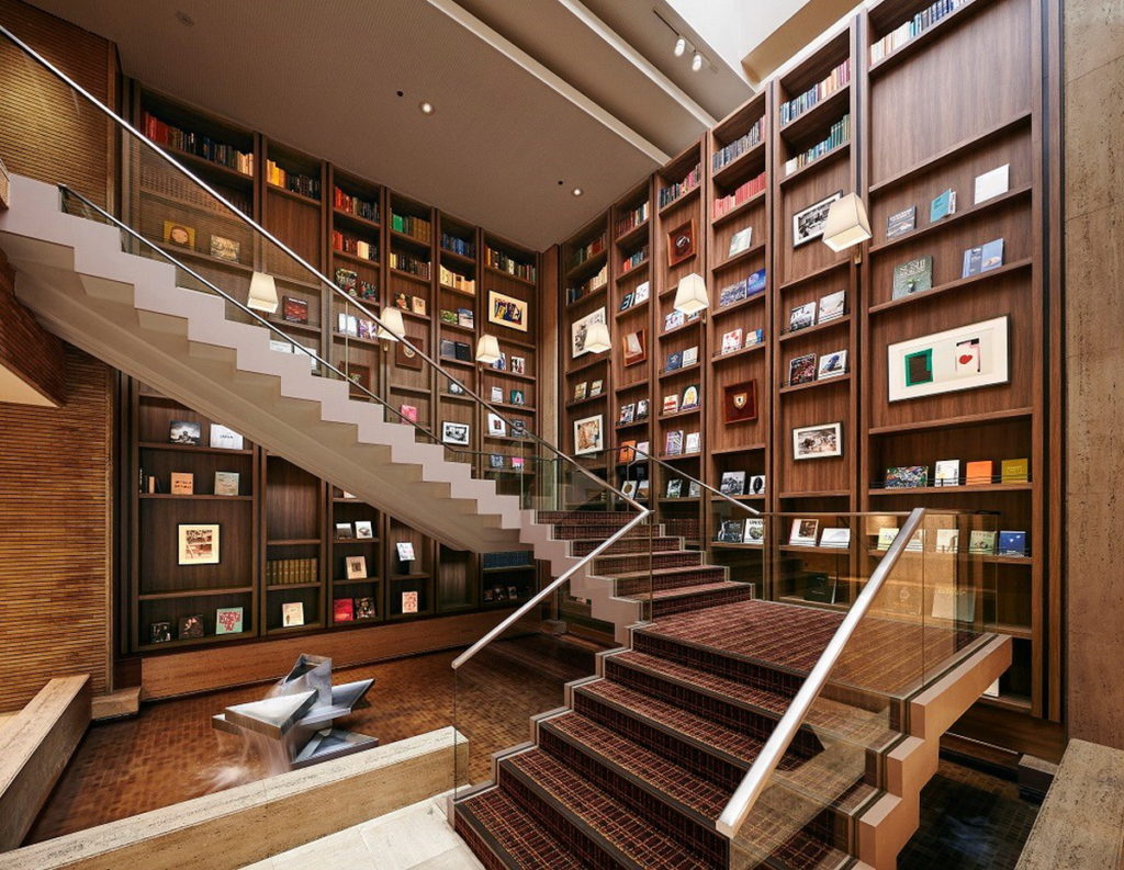  擺滿書籍的中央大階梯，格調優雅彷若美術館的一隅 。（圖片來源：©SHIBA PARK HOTEL）