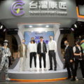 台灣康匠新品發表會邀閃靈Doris（左二）、拳擊國手黃筱雯（左三）、拳擊國手林郁婷（左四），以及邱彥翔（全聯先生）（左五）展示新系列口罩