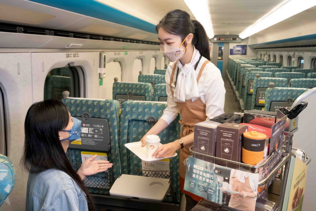 高鐵列車「咖啡品牌月」活動，歡迎旅客把握機會，在享受高速旅程的同時，慢慢品味高鐵嚴選咖啡的美好滋味。.