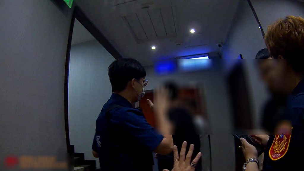 優勢警力控制現場。