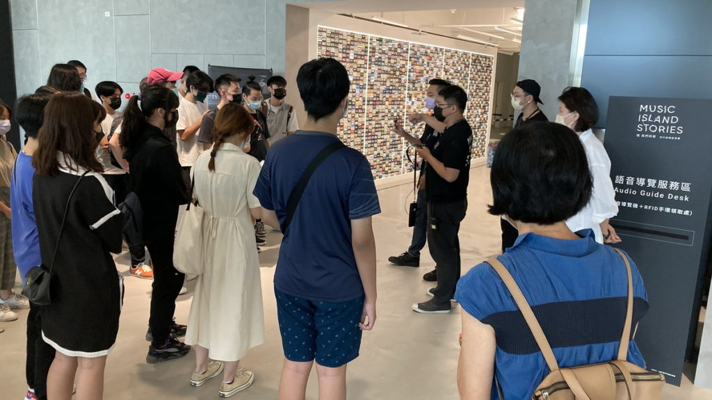 學生參訪甫營運的臺北流行音樂中心