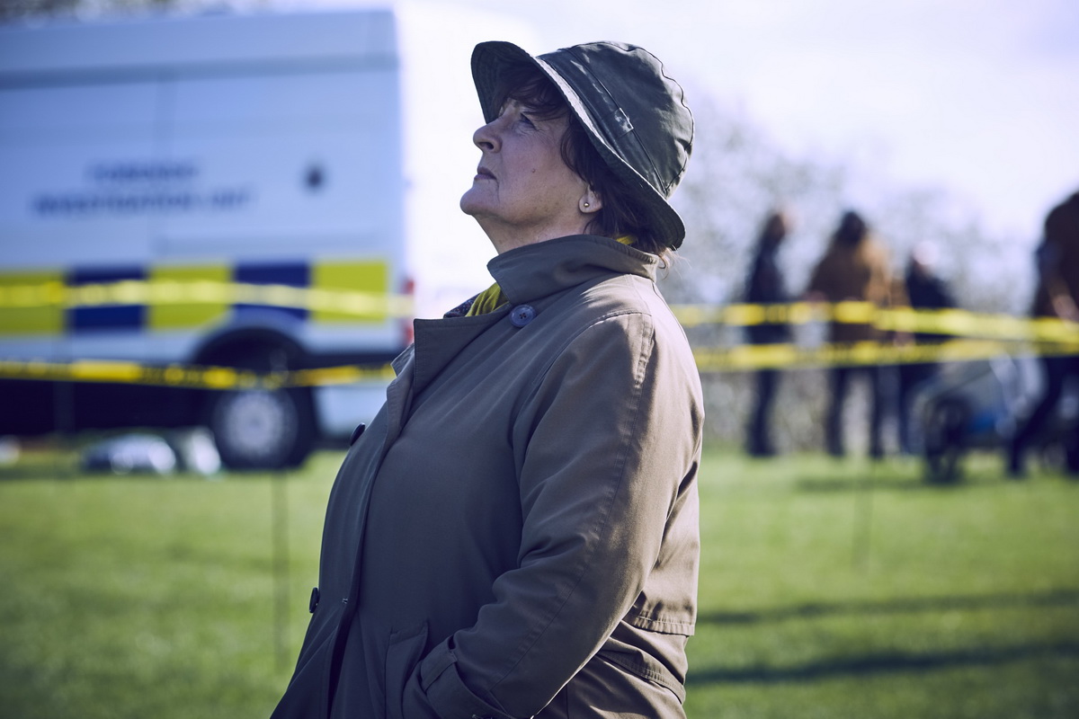 實力派女演員布蘭達布蕾辛（Brenda Anne Blethyn），從2011年起開始飾演精明的探長薇拉，看似普通英國大媽的探長薇拉，總是以出色的機智、細微的觀察和堅韌的勇氣，一一破解各種謀殺案件
