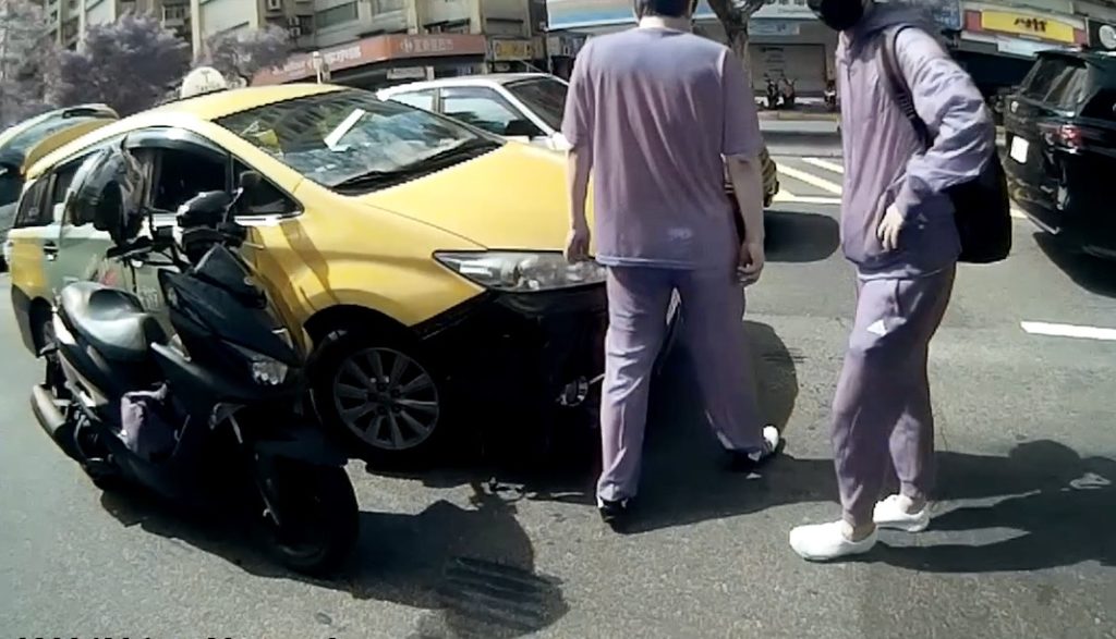 臺北市保安警察大隊巧遇計程車與重機車發生交通事故，因適逢上班時間，兩車擦撞後卡在中間車道動彈不得，造成交通瞬間壅塞。