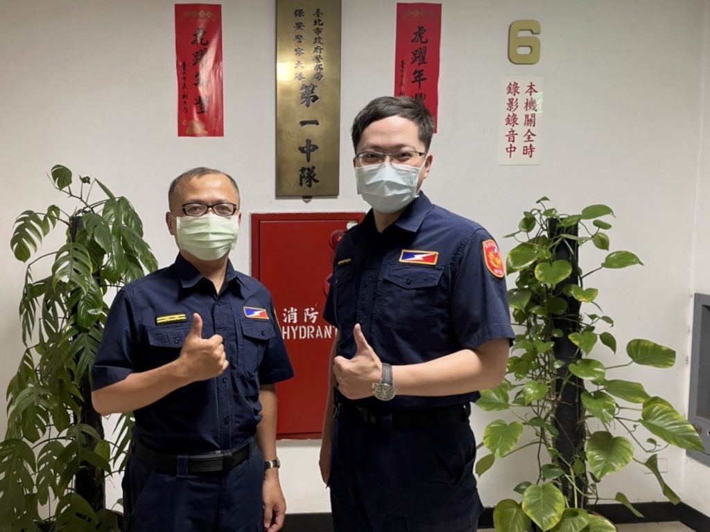 臺北市保安警察大隊第一中隊副中隊長李忠隆與警員呂冠伯等二人由左至右。