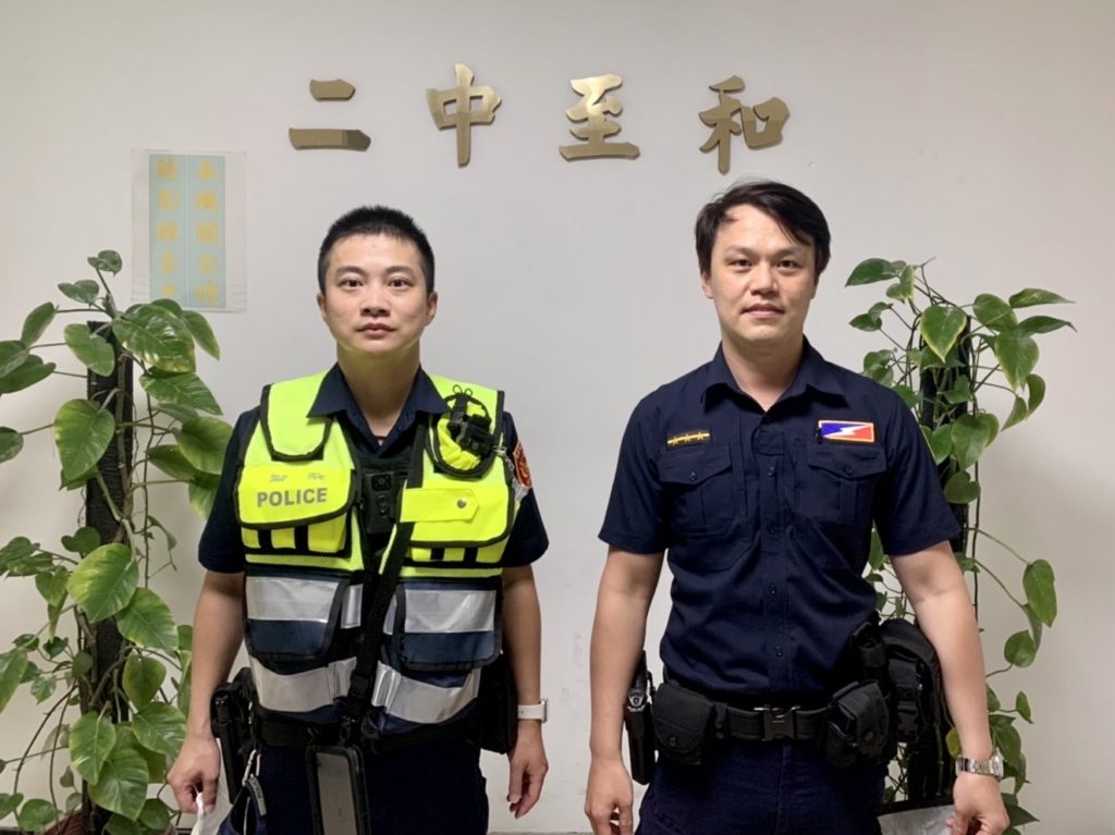 臺北市保安警察大隊第二中隊警員蔡葉闔、余明展等2人(由左至右)