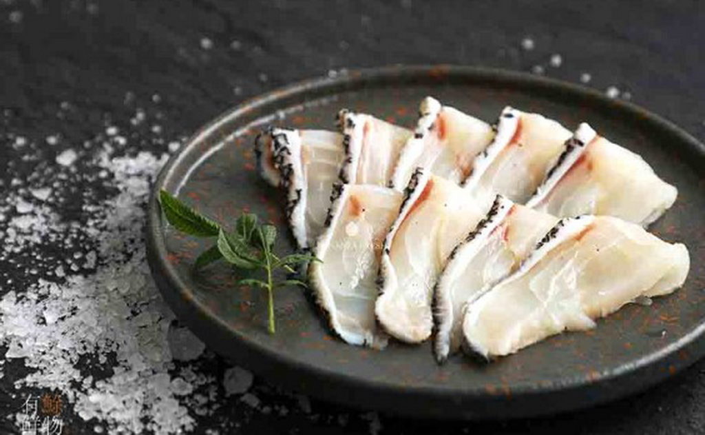 石斑魚營養價值高一直被視為珍貴魚種，早年要特別節慶才可能在餐桌上吃得到，現在台灣養殖技術精進，透過真空包裝冷凍，消費者料理起來更省時方便，不論煎煮或煮湯都相當美味。（圖／東森購物提供）