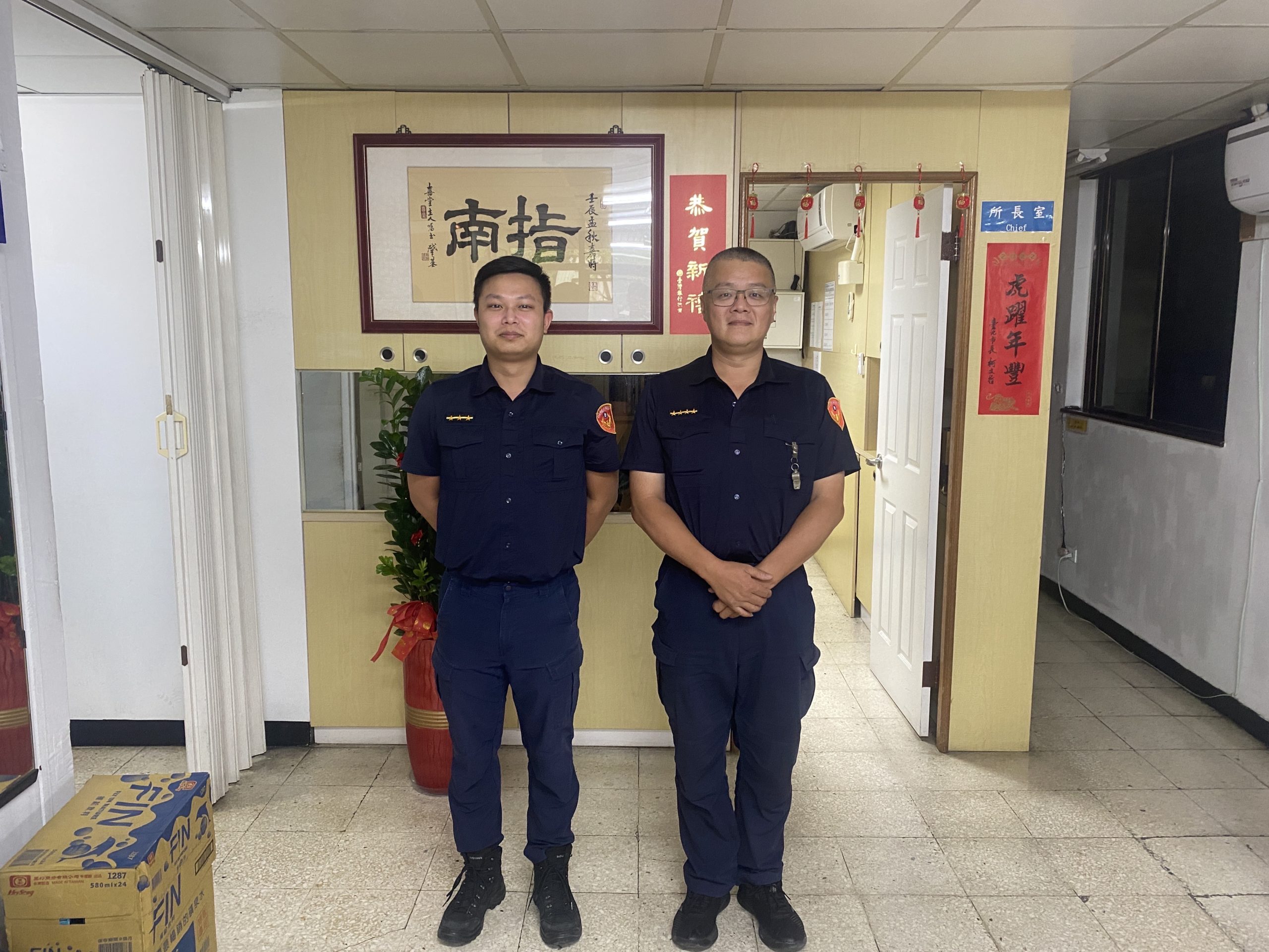 警員蔡渲棋(左)、巡佐羅元榮(右)