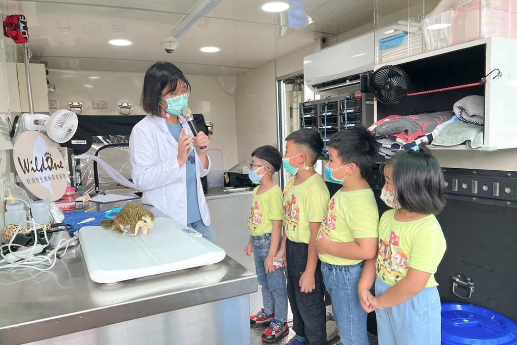 野灣動物醫院院長 江宜倫醫師帶小朋友們認識醫療車器材