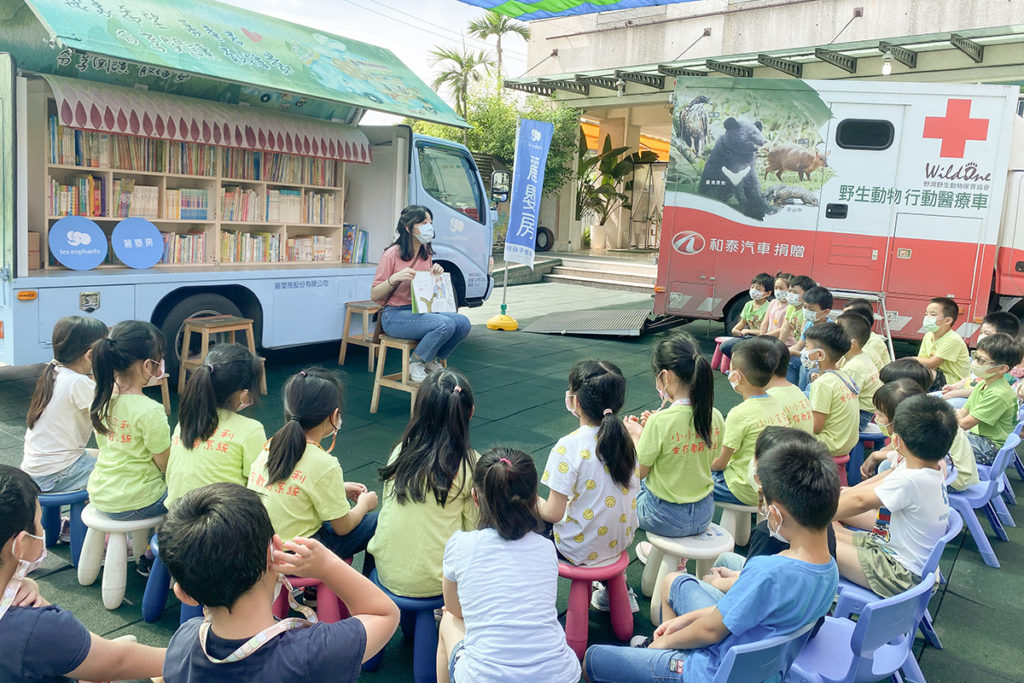 麗嬰房行動圖書車透過繪本説故事，讓小朋友們了解動物保育的重要性