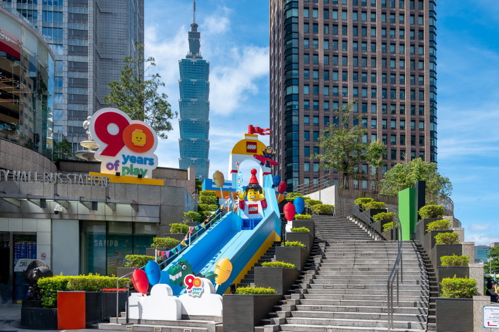 台灣樂高舉辦「想玩 世界就是玩樂園」消費者活動，於統一時代百貨台北店打造2層樓高巨型樂高溜滑梯成為孩子們的天堂