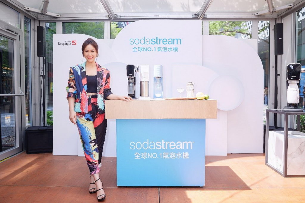 sodastream今（22）在台北信義香堤廣場舉辦「sodastream質感新機體驗會」，品牌代言人「吳姍儒」到場體驗質感新機，宣告全台巡迴sodastream質感新機體驗會盛大起跑！