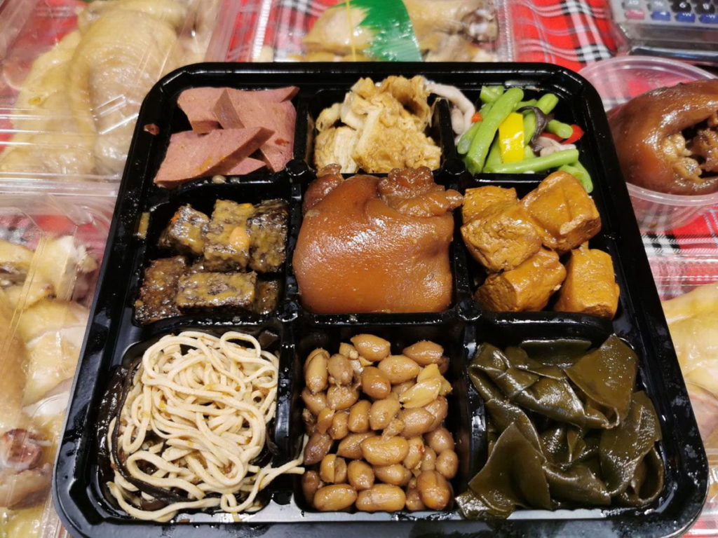 珍育魯味特別推出九宮格魯味拼盤，九種不同的菜色，可以滿足全家人的不同口味。