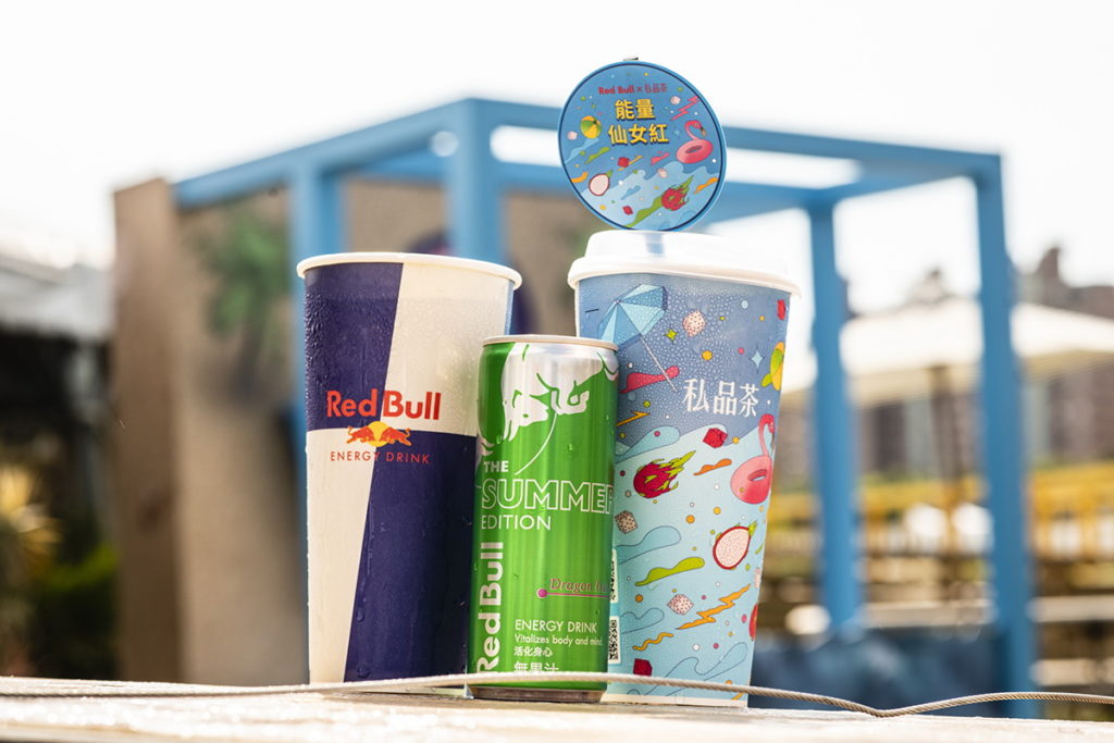 Red Bull攜手全家便利商店加碼聯名私品茶「能量仙女紅」，在「仙女紅茶」加入一整罐Red Bull Summer Edition火龍果風味，22oz特大容量要你一喝就有感降溫。