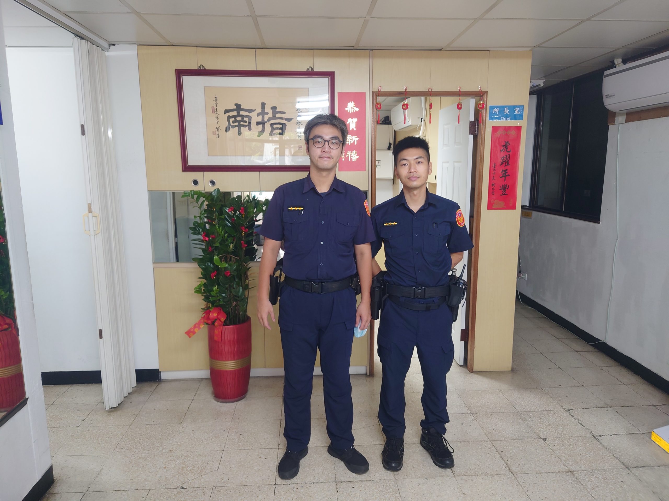 警員龍顗凱(左)、警員鄭宇倫(右)