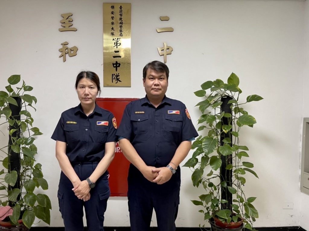 臺北市政府警察局保安警察大隊第二中隊警員游侑蓉、小隊長蕭仲閔等2人(由左至右)