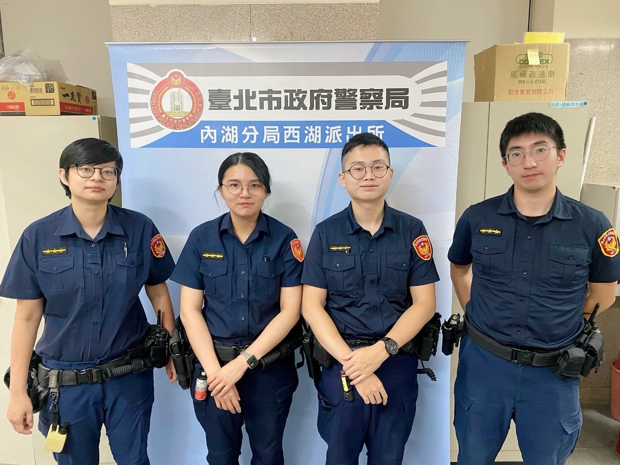 西湖派出所警員張怡文(左1)、林沛彤(左2) 、廖殷挺(右1) 、馬志豪(右2)