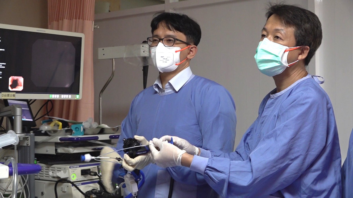 周莒光醫師(左)使用內視鏡縫線縫合系統進行手術