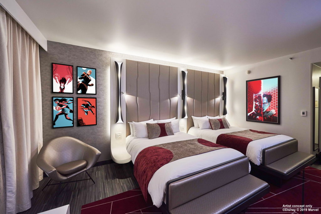 位於「巴黎迪士尼樂園」的「Disney's Hotel New York® - The Art of Marvel」以漫威為主題打造，客房內掛有漫威英雄的畫像。(圖片由Booking.com提供)