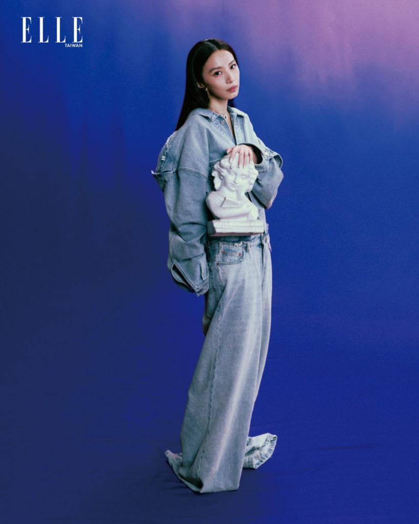 外套、長褲（BOTH BY BALENCIAGA）；耳環（SAINT LAURENT）；項鍊（VANN JEWELRY）。照片轉載自「《ELLE》國際中文版雜誌」