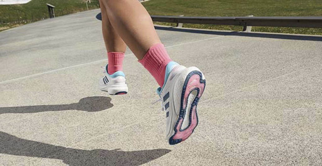 新款 adidas Supernova 跑鞋適用於不同訓練場地，抓地力佳，在不同地形都可以輕鬆暢跑。