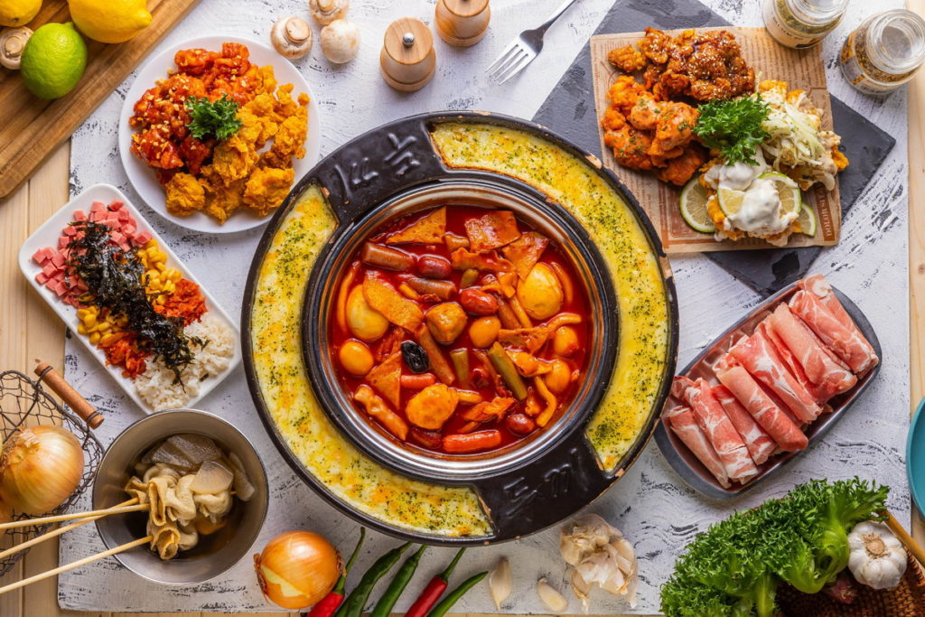最道地的韓國年糕火鍋就在【兩餐-信義店】，只要在8月1日到8月7日指定時間內，點肉肉吃到飽方案及單點起司，即送海鮮盤。