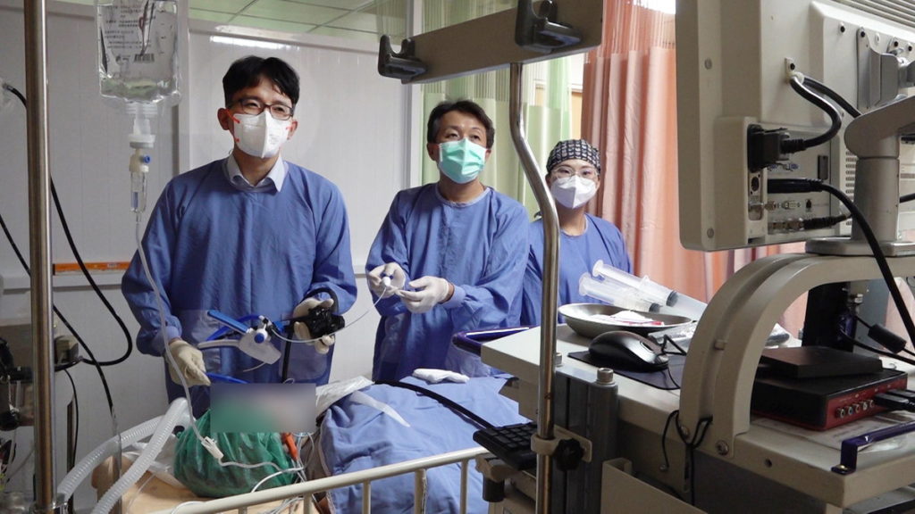 周莒光醫師(左)使用內視鏡縫線縫合系統進行手術