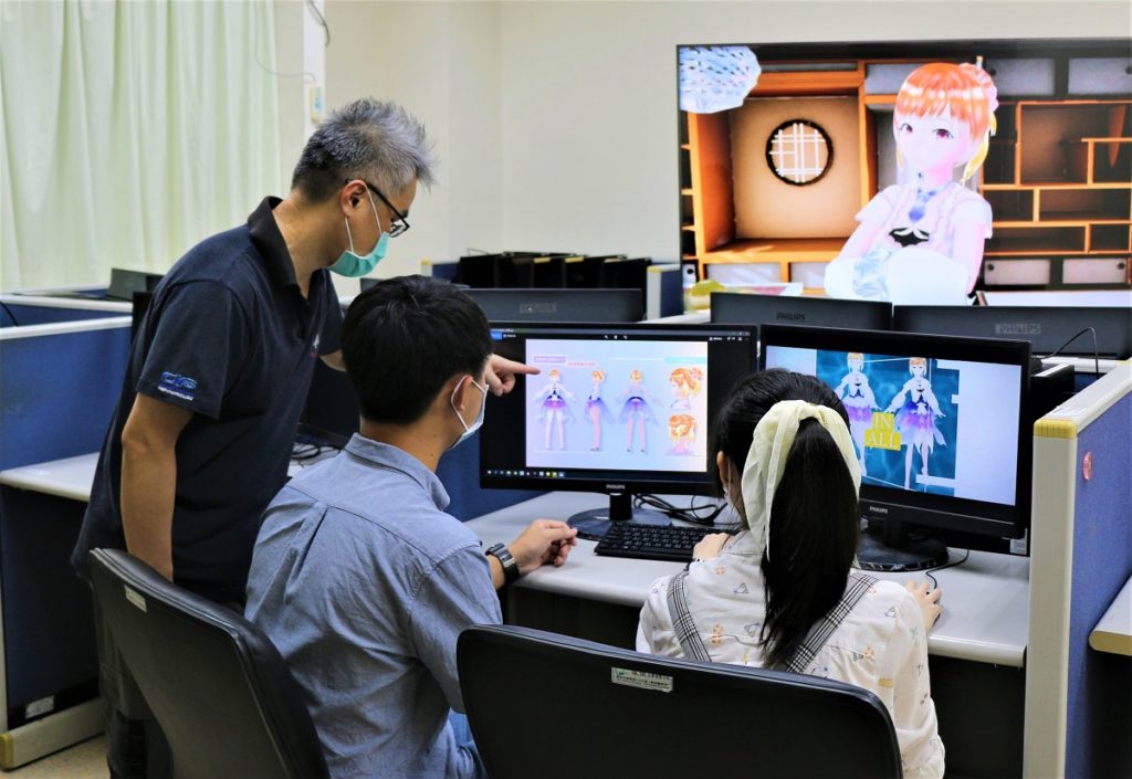 指導資管系學子成為3D數位遊戲藝術競賽國手的吳信成老師(左一)，同時榮獲金獎最佳指導老師肯定。（圖/朝陽科大提供）