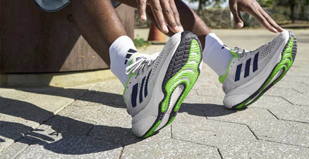 新推出的 adidas Supernova 跑鞋比上一代更輕盈、更舒適，支撐性也再升級，讓跑者享受在自己的舒適圈自由奔馳的快感。