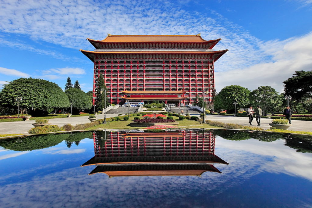 「台北」「台北圓山大飯店」，做為世界首屈一指的指標性飯店，正是傳統東方古典藝術與歷史人文的完美結合。(圖片由Booking.com提供)