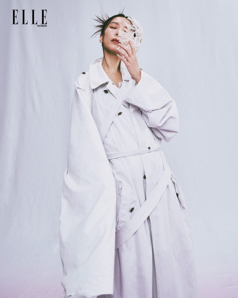 大衣（BALENCIAGA）；面具（YU WEN CHING）。照片轉載自「《ELLE》國際中文版雜誌」