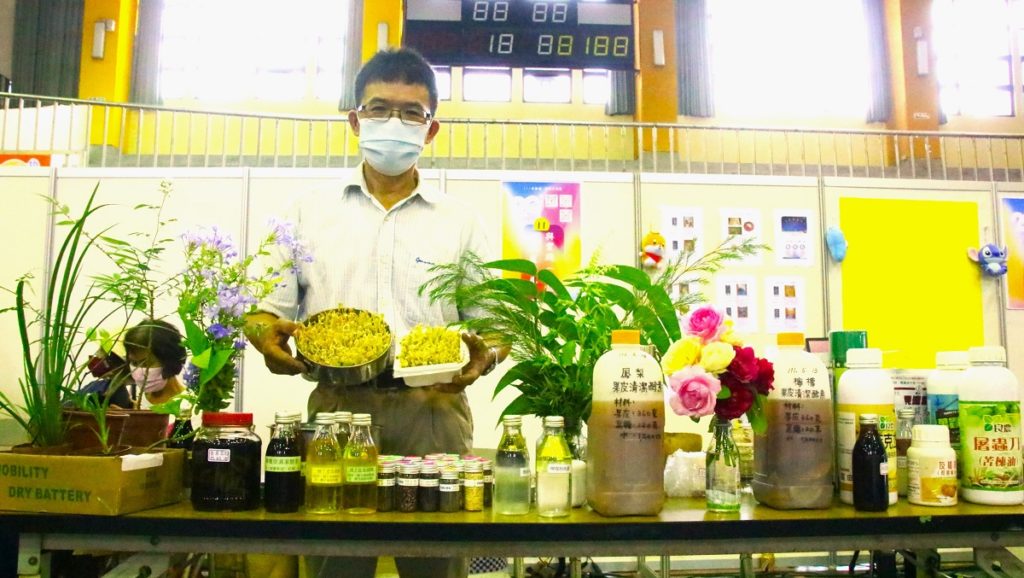 張騰維老師教授學員如何使用資材種植有機蔬菜，還有利用果皮或香草植物如何製成的精油、洗劑、防蚊用品，他手上是指導學員如何孵豆芽的成品。（圖/陳惠玲攝影）