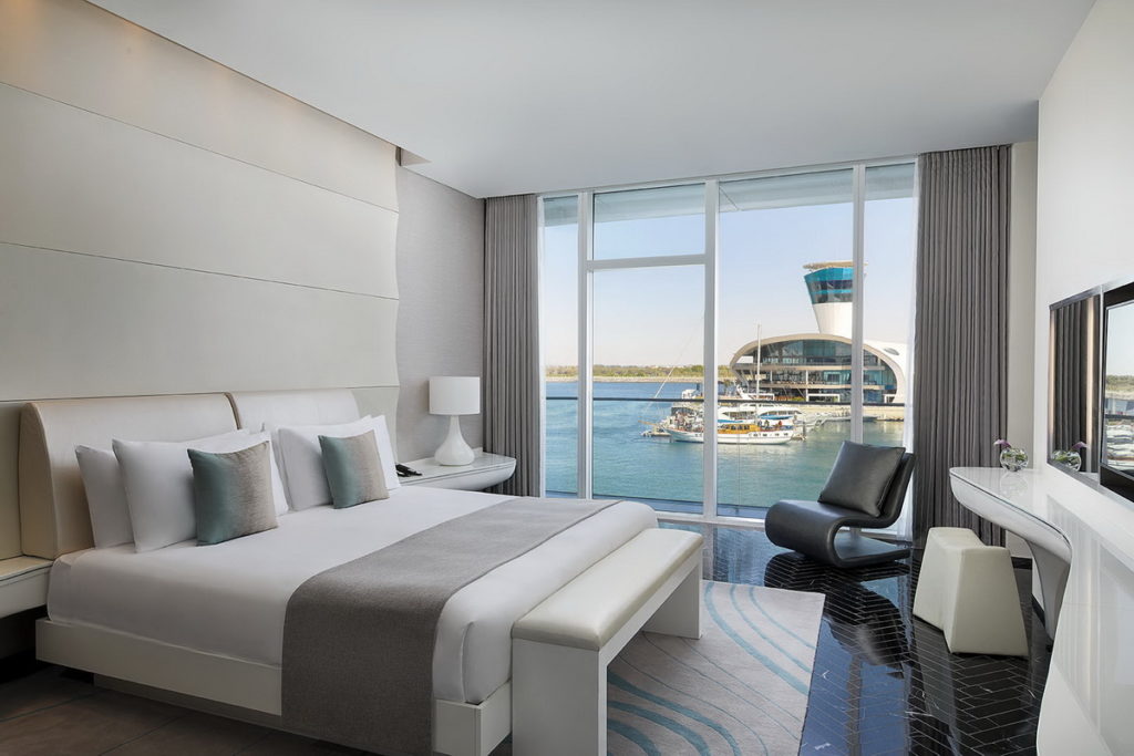 「阿布達比」「W Abu Dhabi - Yas Island」裝潢時尚，客房具有奢華傢俱和大片落地窗。(圖片由Booking.com提供)
