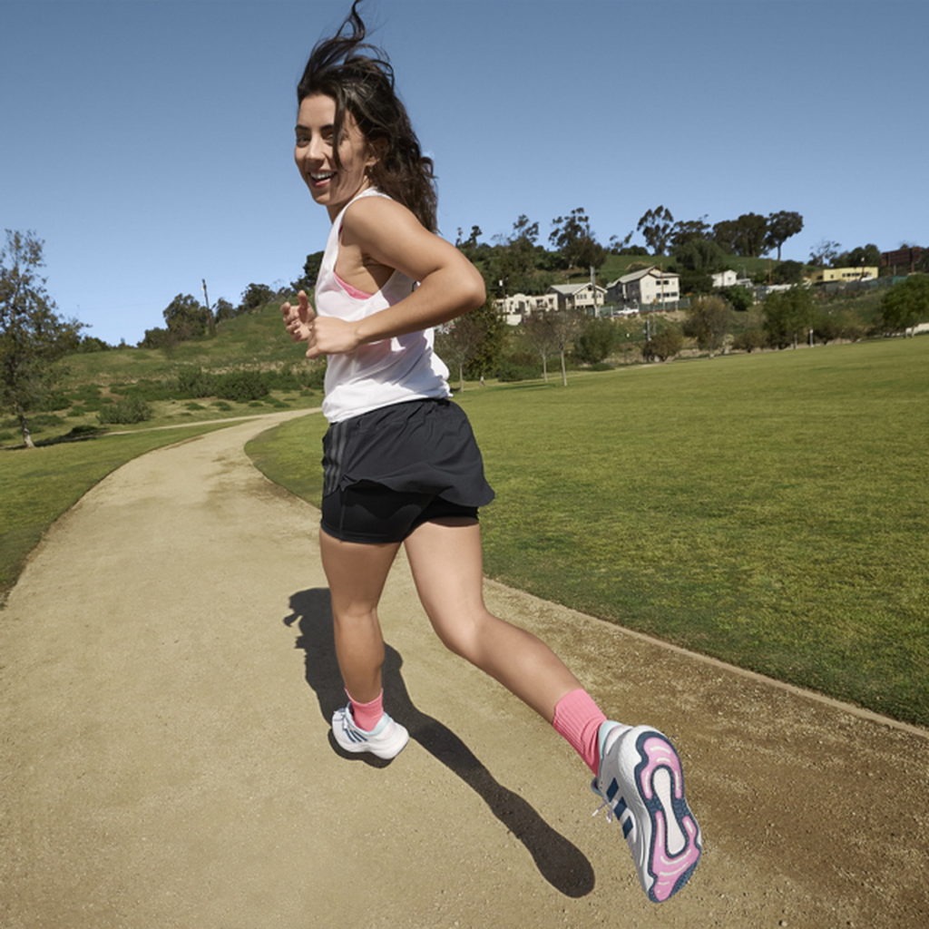 adidas Supernova 跑鞋推出多款夏日配色，女款特別獻上夢幻的馬卡龍藍粉色系，每一步抬腳都能展現俏麗的自信