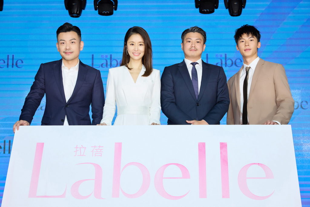 Labelle拉蓓創辦人Shawn(右2)與品牌代言人百萬網紅77老大(左1)、林心如(左2)、許光漢(右1)一同歡慶品牌創超狂千萬佳績。