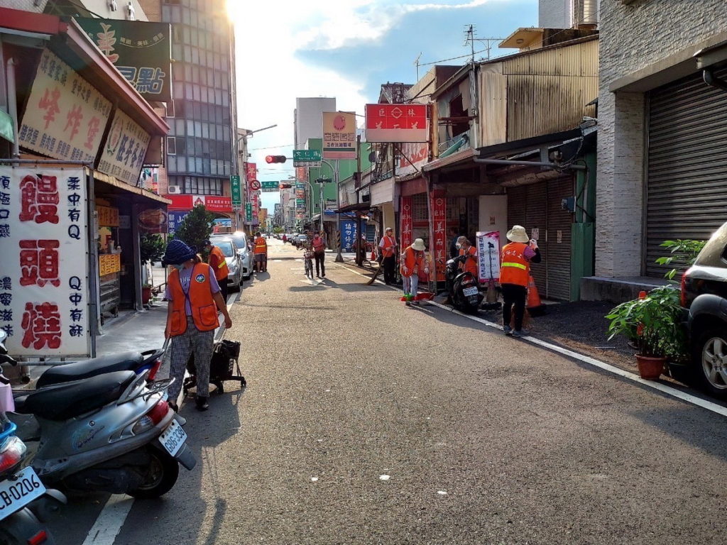 自動自發維護市容街道的嘉義市國華環保志工小隊。