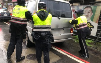 傾盆大雨事故車拋錨「顧」路 樹林警緊急救援