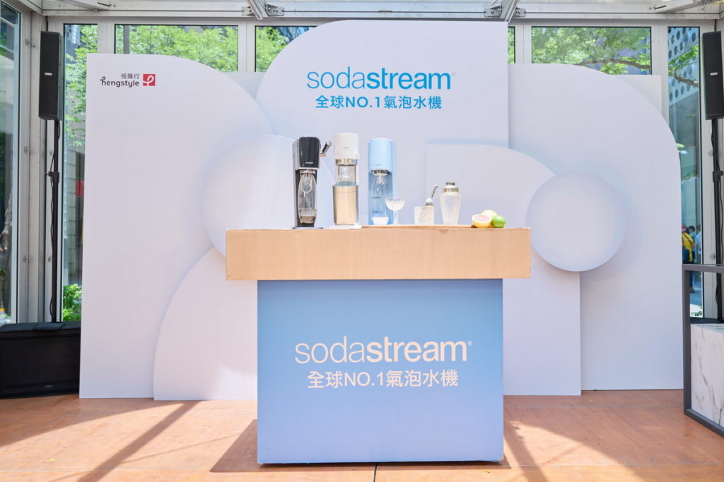 今年sodastream以「PUSH FOR BETTER」為品牌主張，並以「一壓升級.質感有型」為主軸推出三款新機：DUO、ART跟TERRA，搭配全球首創專利快扣鋼瓶，以最有型的設計、最新鮮的氣泡、最直覺的操作三大亮點，傳遞sodastream不僅是氣泡水機的第一品牌，更是生活質感體現的首選！