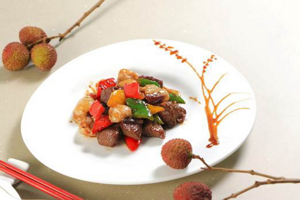 台北老爺『明宮粵菜廳』七月推出「水果彩燴」創意料理，台灣當季水果創意入菜，譜出一場味覺與視覺的交響樂章。