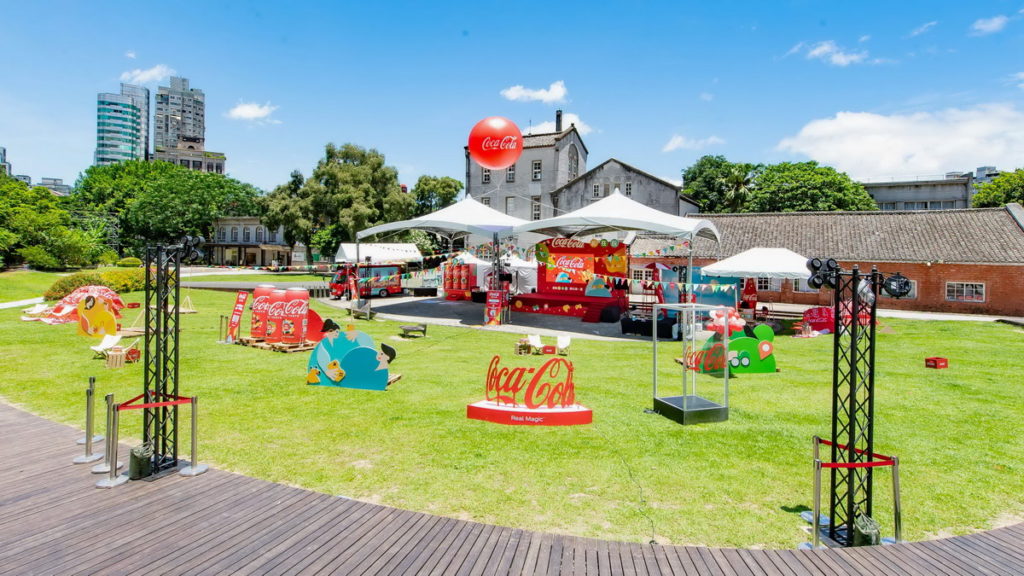 「可口可樂」和在玩遊樂園7月2日到7月3日於華山文創園區限時登場，消費者只要參與體驗，就有機會拿到「可口可樂」周邊好禮(可口可樂公司提供)