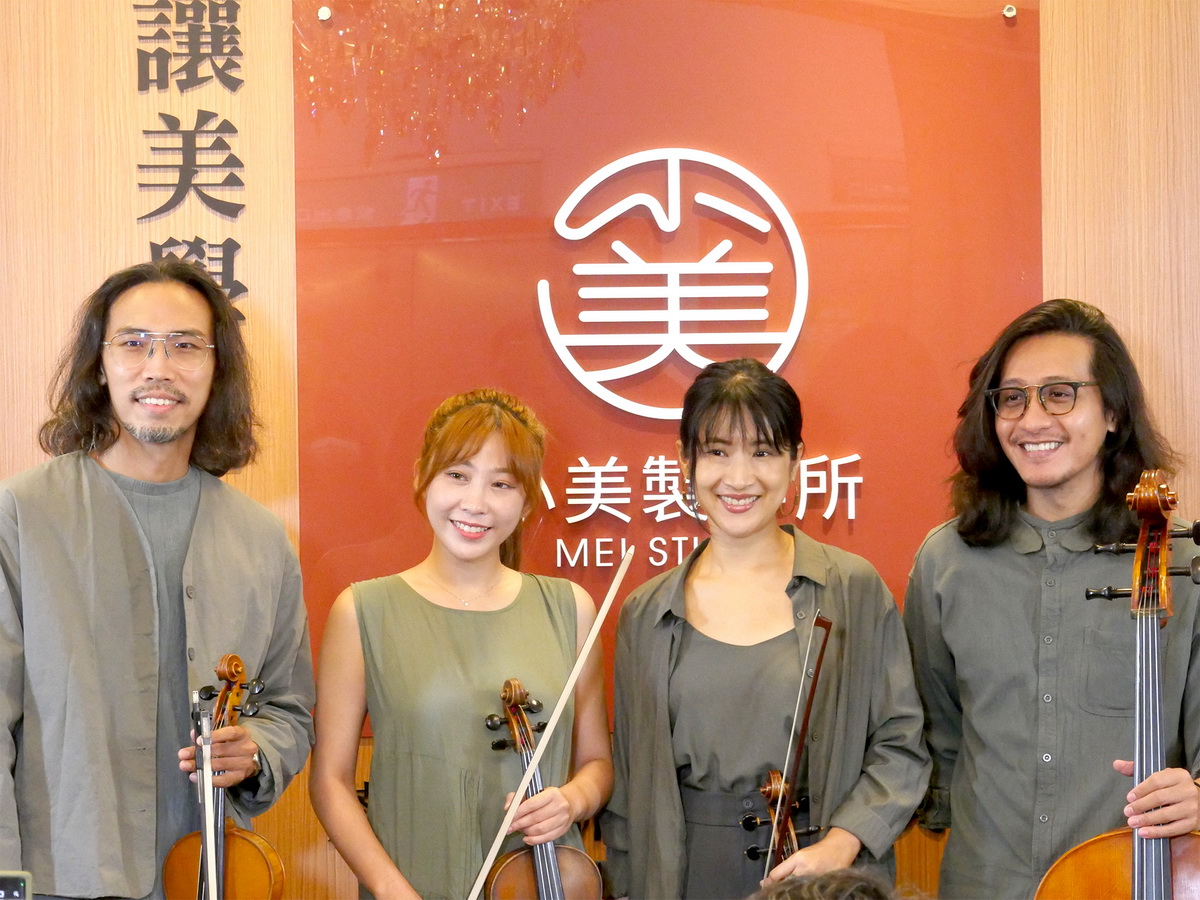 「玩弦四度」由團長黃偉駿，偕同第二小提琴晴恩、中提琴葉棣綺及大提琴葉俊麟所組成(由左至右)