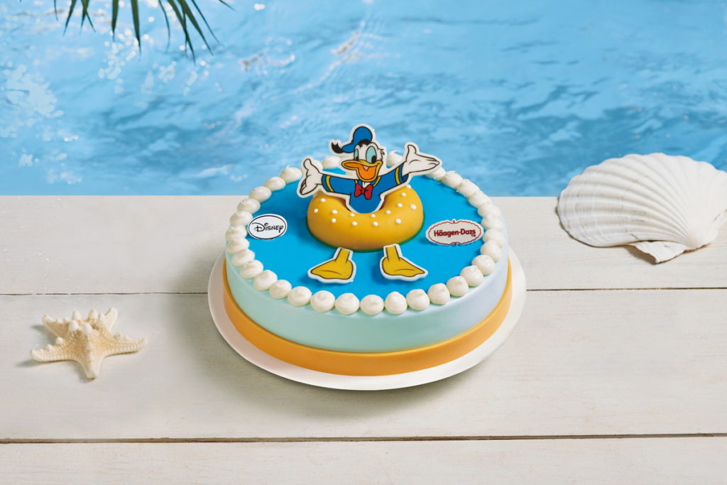 另一款迪士尼系列蛋糕「Cool夏唐老鴨」採用鮮艷搶眼的配色呼應充滿活力的夏天，適合獻給陽光活力型爸爸。
