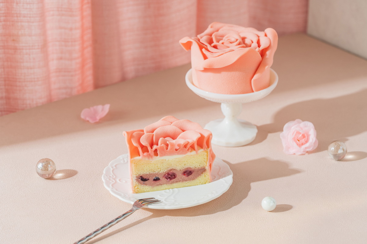 BAC限定「玫瑰女王」情人節蛋糕，由甜點職人手工雕塑出唯美粉色玫瑰造型，搭配糖漬蔓越莓果粒及紅寶石莓果泥奶油餡，從裡到外都可以感受到愛情酸甜滋味。