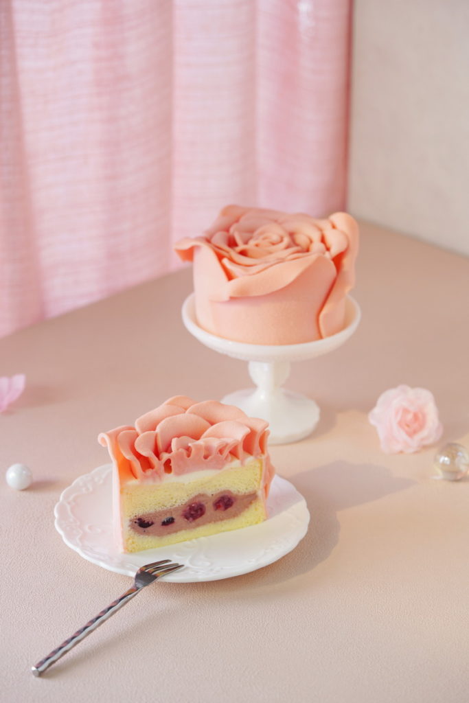 BAC在七夕推出限定粉玫瑰版本「玫瑰女王」情人節蛋糕，專為每位戀人心中的女王打造，讓驚喜回歸的玫瑰造型蛋糕替你甜寵另一半！