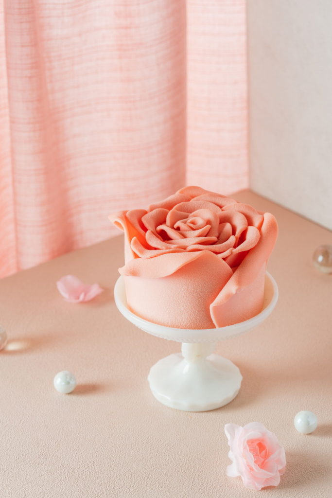 BAC在七夕推出限定粉玫瑰版本「玫瑰女王」情人節蛋糕，專為每位戀人心中的女王打造，讓驚喜回歸的玫瑰造型蛋糕替你甜寵另一半！