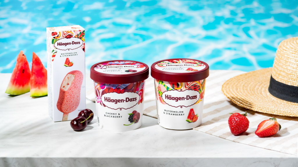 Häagen-Dazs用夏日果香系列新品帶你一同感受盛夏的熱烈與澎湃，推出全新「西瓜草莓」、「櫻桃黑莓」口味冰淇淋與雪糕