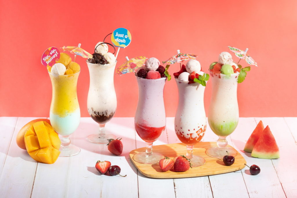 Häagen-Dazs以一系列水果風味冰淇淋為主題，推出新品凍飲，由右至左分別為「西瓜草莓抹茶」、「西瓜美眉」、「櫻桃黑莓戀曲」、「巧戀蘭姆葡萄」、「夏威夷風情」