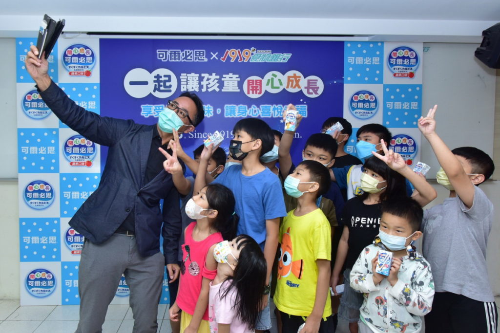 台灣朝日飲料董事長大石立先生(左)與參與乳酸菌課程的孩童們合照。