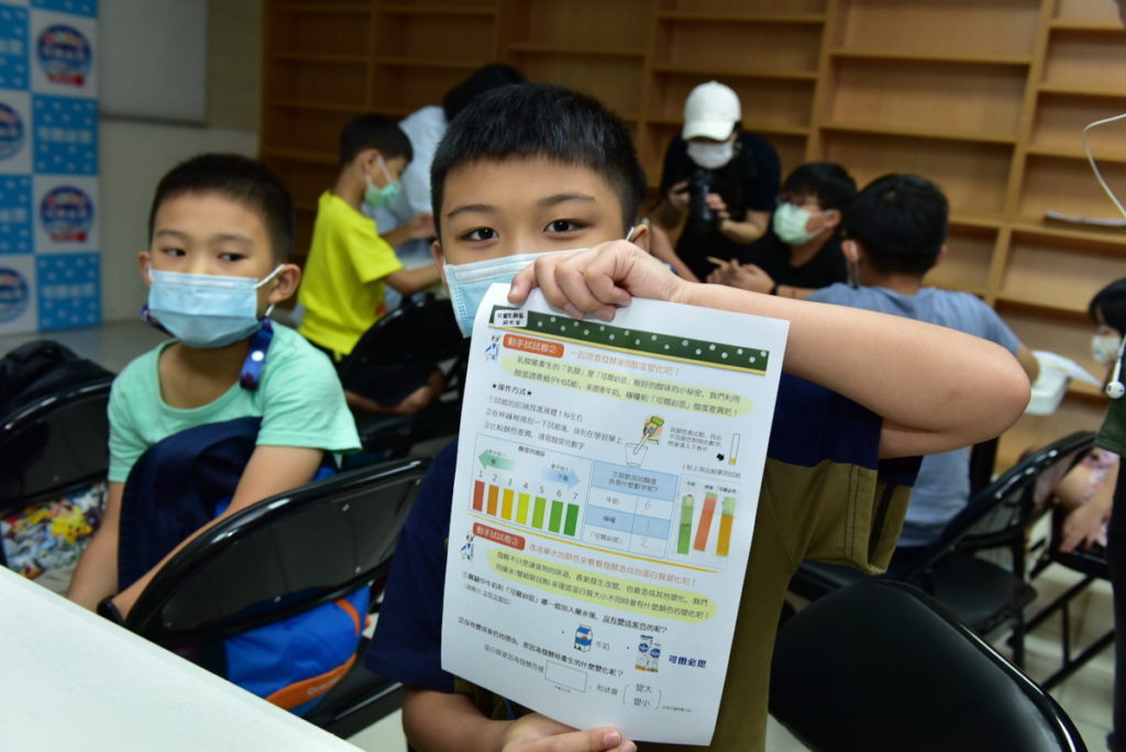 藉由《兒童乳酸菌研究室》課程，讓中華基督教救助協會所幫助的弱勢家庭孩童習得乳酸菌、發酵的知識，為健康建立基礎概念，讓身心往幸福邁進。