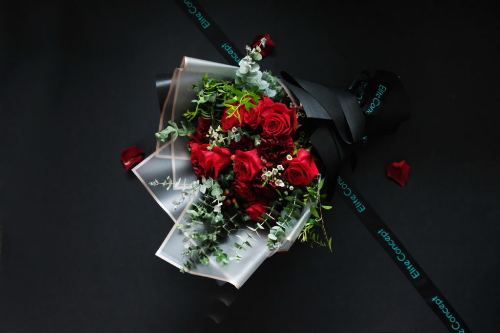 一禮莊園以象徵長長久久的9朵新鮮玫瑰花，搭配尤佳利、康乃馨、白蠟梅等的「最愛-玫瑰鮮花束」，呈現滿滿情意。(圖／一禮莊園提供)