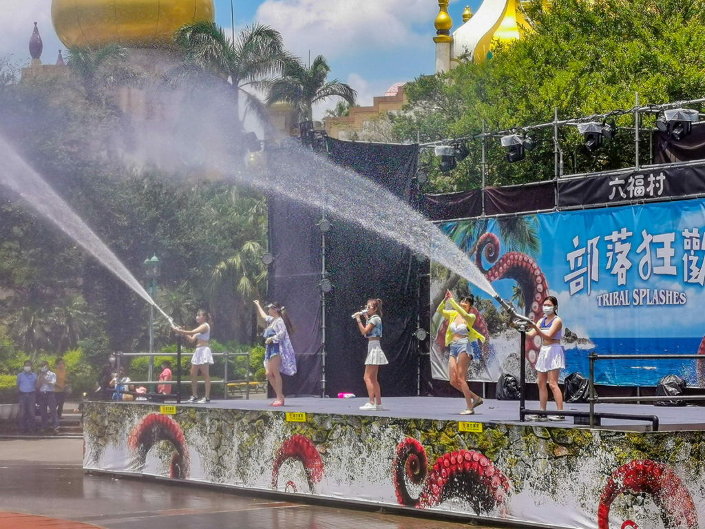 六福村主題遊樂園的部落狂歡慶典也於同日火熱登場，「轟炸水派對」正式引爆，民眾們走入中央魔術噴泉，和水戰士、比基尼女郎大玩水仗，感受濕身快感
